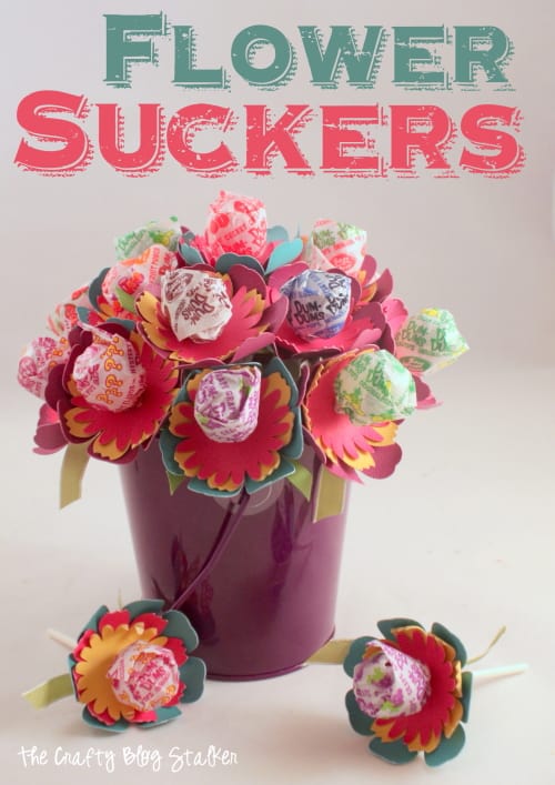 Flower Suckers So cute and so much fun to give!  Click over to the blog to see how to make your own with Cricut