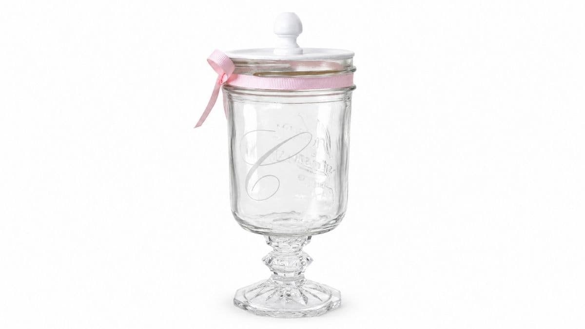 How to Make a Monogram Candy Jar, een tutorial van de Amerikaanse topambachtblog The Crafty Blog Stalker.