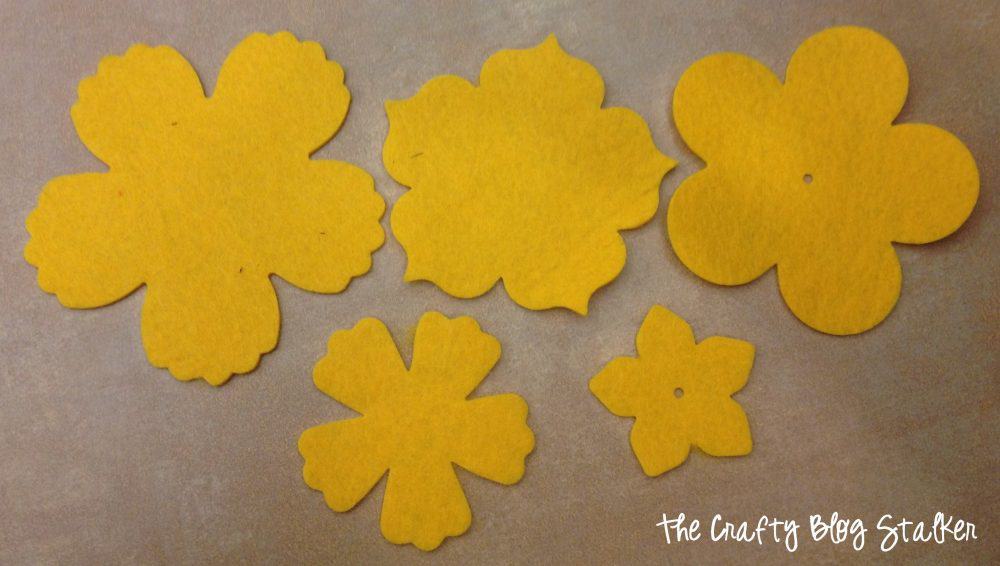 5 yellow flower shapes in different sizes.