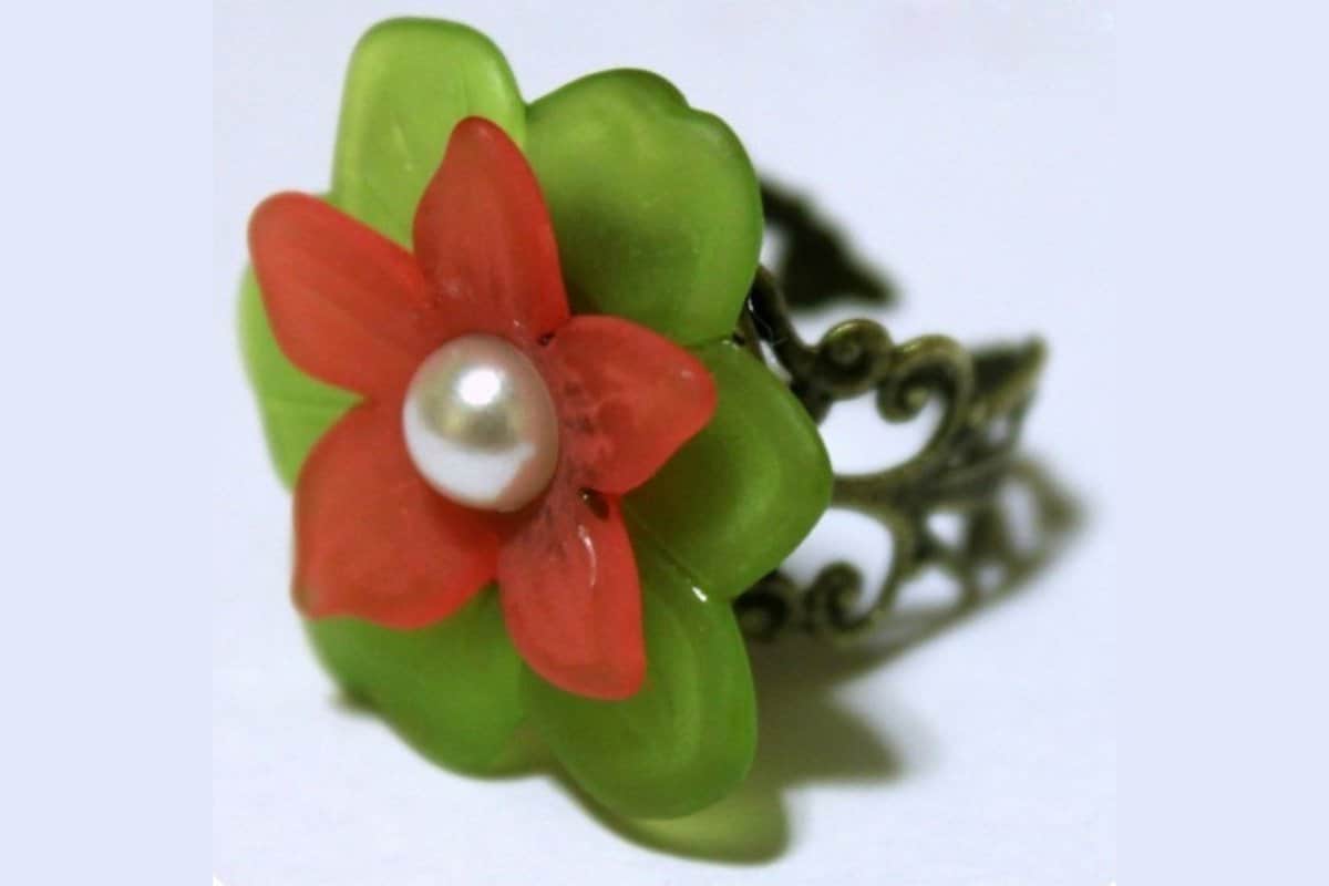 A green and pink flower ring.