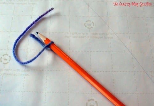 en penna med ett snöre knutet till för att skapa mönstret för en cirkelkjol
