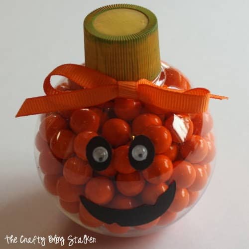 Cute Candy Jack O'Lantern Halloween Treat perfect for friends, teacher gifts, and Halloween parties. Made with chocolate Sixlets. A fun Spooky Snack.
