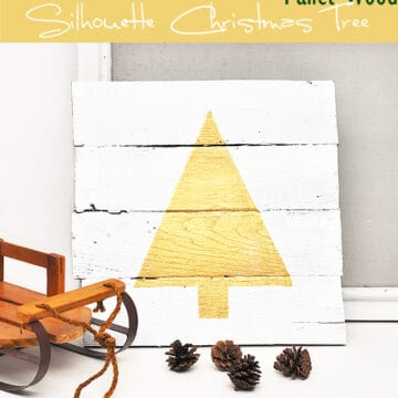 Love this gold and white Pallet Wood Christmas Tree tutorial