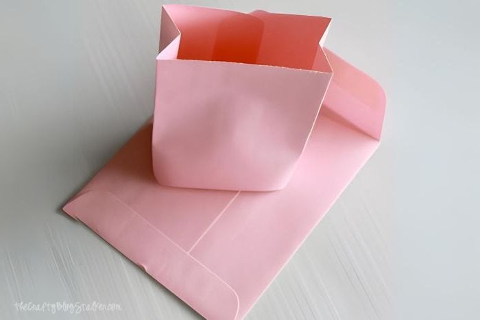 Mini gift bags made from an envelope.