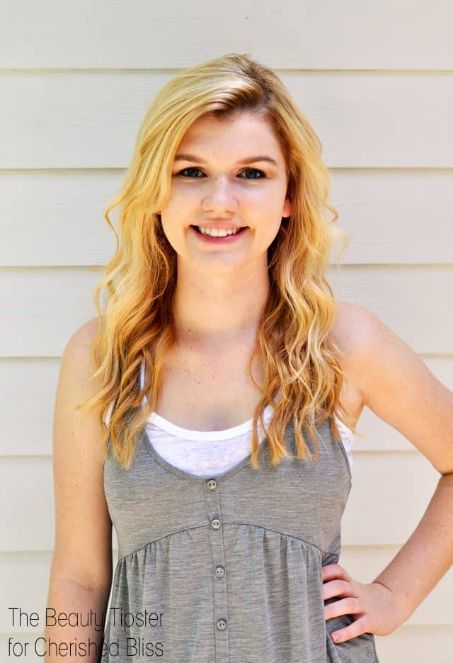 This tutorial is a speedy alternative for the hot summer hair trend by using a curling iron and DIY beach spray.