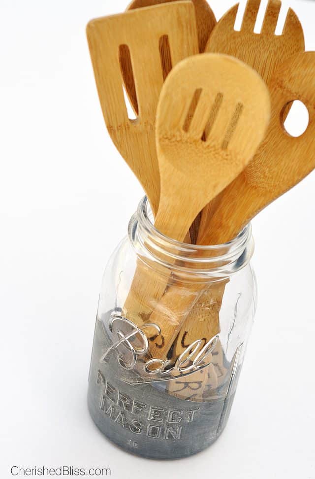 Add a little character to your kitchen with this DIY Mason Jar Utensil Holder with a "dipped" chalkboard accent! 