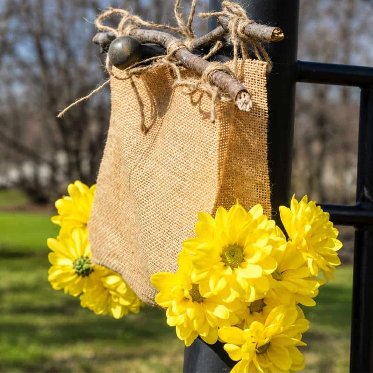 Enjoy Summer and gather up some gorgeous flowers with this easy DIY Burlap Flower Carrier - one of the perfect Easy DIY Summer Projects! 