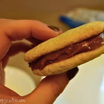 Two cookies sandwiched with dulce de leche.