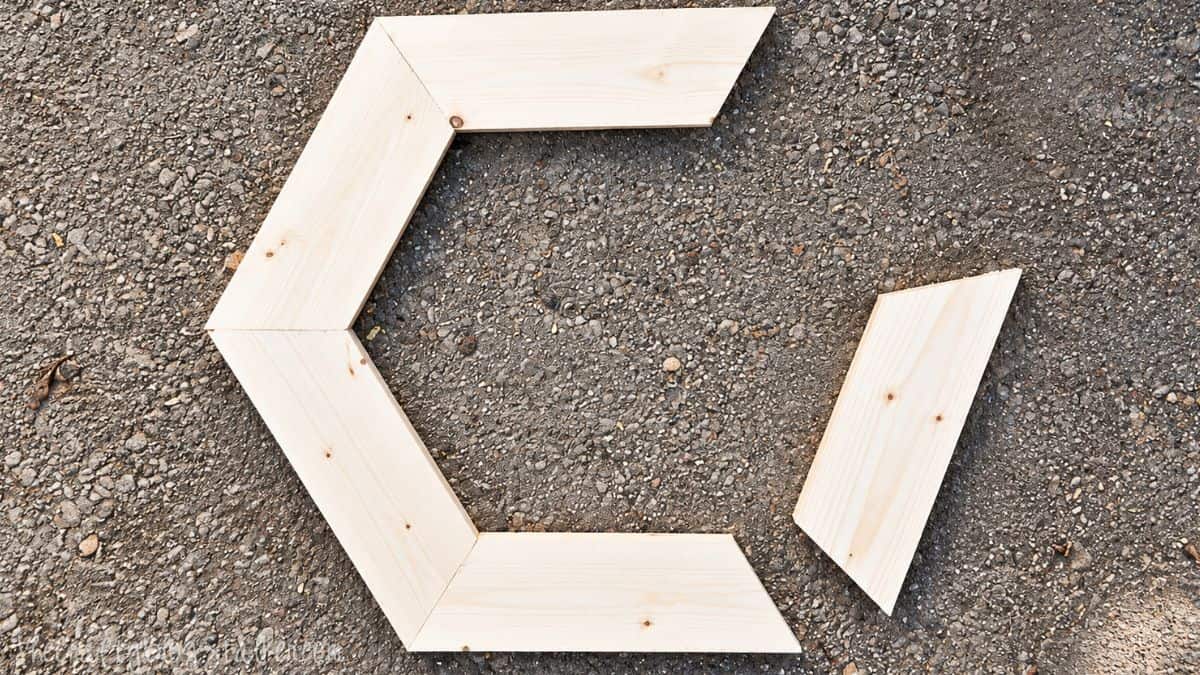 Hexagon Wooden Fall Wreath Tutorial | The perfect rustic accent to this years fall decor! Wooden hexagon wreath base for fall craft projects.