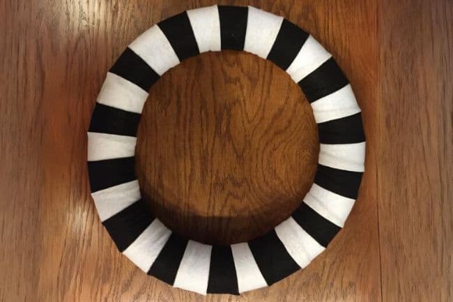 How to Make a Striped Halloween Wreath, a tutorial featured by top US craft blog, The Crafty Blog Stalker.
