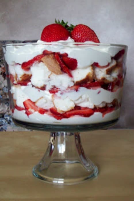 White-chocolate-Strawberry-Trifle