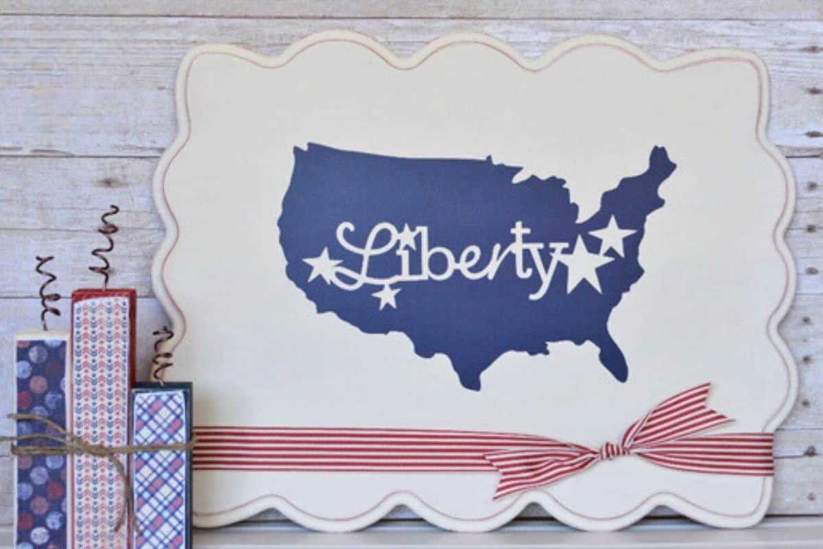 Wall Decor of an American map with liberty.