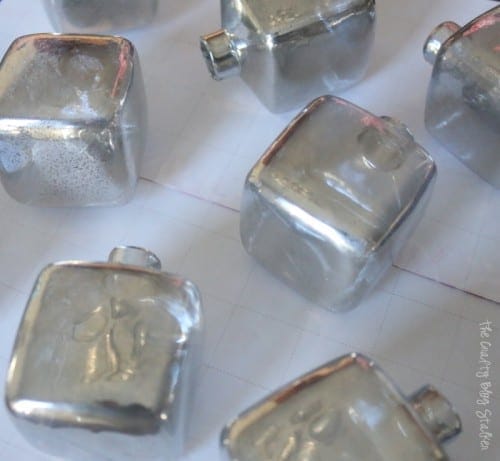 Hvordan Lage Mercury Glass Ornamenter, en tutorial omtalt av topp OSS håndverket blogg, Crafty Blog Stalker.