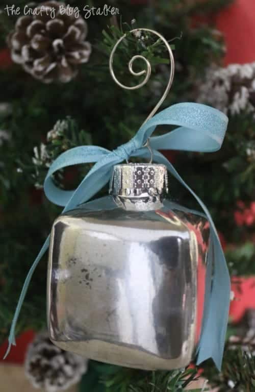 hur man gör Mercury Glass ornament, en handledning som presenteras av top US craft blog, The Crafty Blog Stalker.