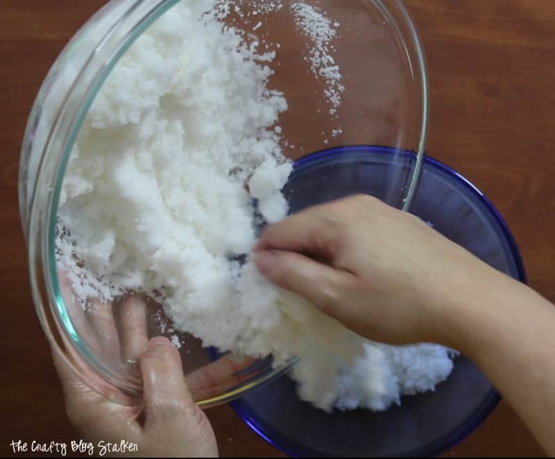 dividing the sugar scrub mixture into two bowls