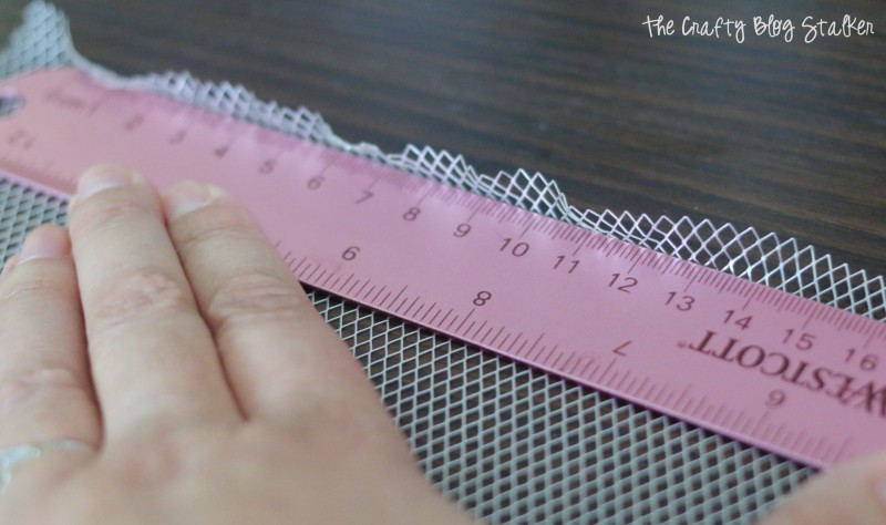 fold the aluminum mesh with the edge of a ruler