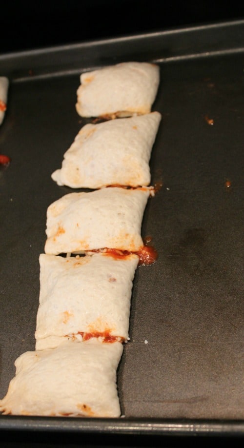 15-minute cheese pizza rolls are perfect for quick lunches or great game day snacks. A super simple recipe that will have the whole family smiling.