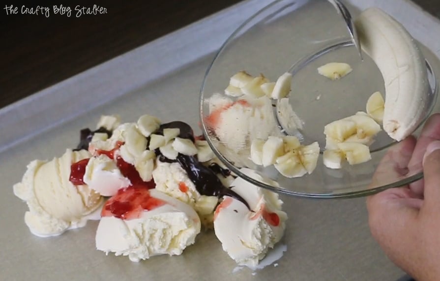 Delicious Banana Split Sundae Push Pops help beat the heat this summer. This recipe is easy to follow and sure to please. A great dessert or snack recipe.