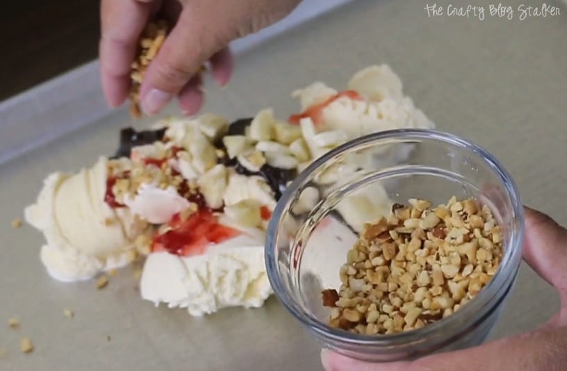 Delicious Banana Split Sundae Push Pops help beat the heat this summer. This recipe is easy to follow and sure to please. A great dessert or snack recipe.