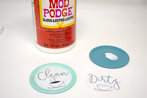 Use Mason jar lids with this free printable to make this cute easy clean or dirty dishwasher sign. Never guess whether the dishes are clean or not again. A simple DIY craft tutorial idea for the kitchen.