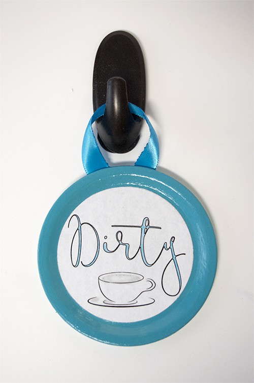 Use Mason jar lids with this free printable to make this cute easy clean or dirty dishwasher sign. Never guess whether the dishes are clean or not again. A simple DIY craft tutorial idea for the kitchen.