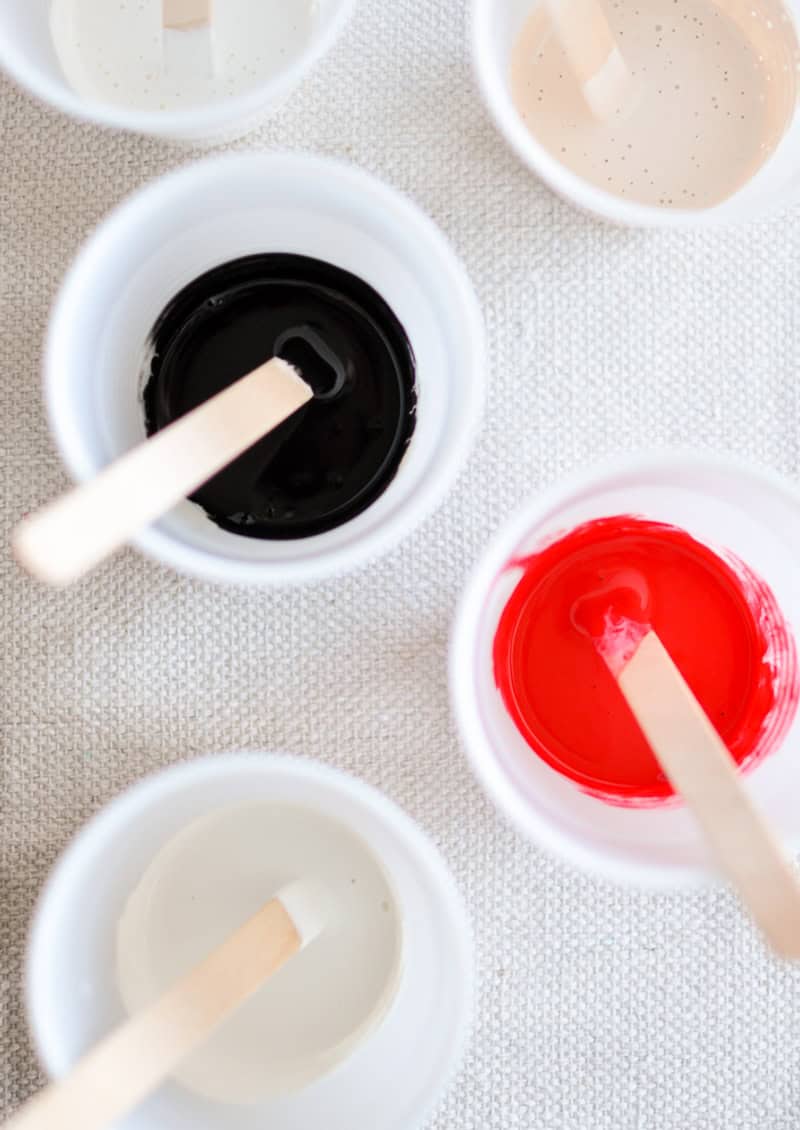 Marbling has never been so easy! With these simple instructions you can create the marbled Christmas ornaments of your dreams in any color you wish!