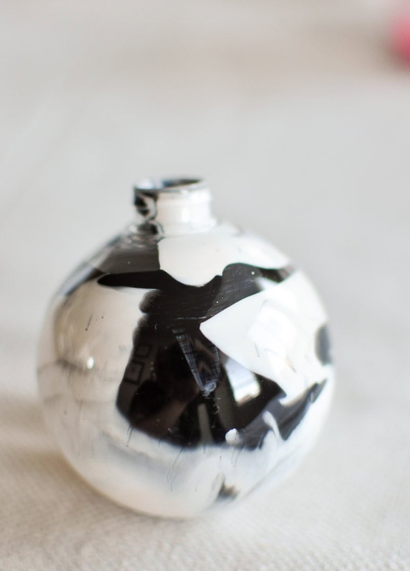 Marbling has never been so easy! With these simple instructions you can create the marbled Christmas ornaments of your dreams in any color you wish!
