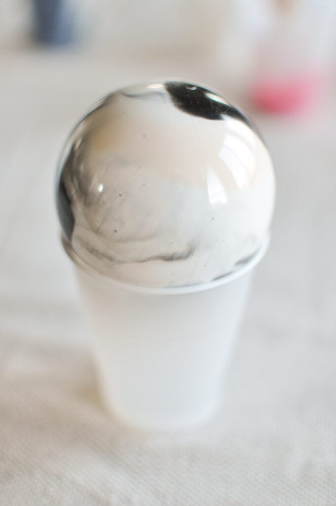 Marbling has never been so easy! With these simple instructions you can create the marbled Christmas ornaments of your dreams in any color you wish!