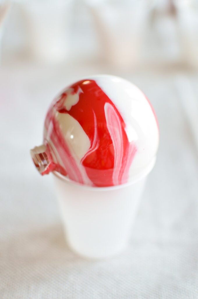 Marbling has never been so easy! With these simple instructions you can create the marbled Christmas ornaments of your dreams in any color you wish!