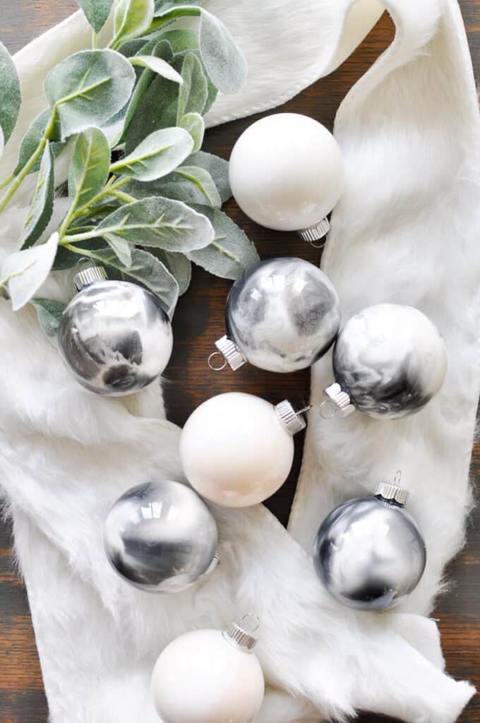 Marbling has never been so easy! With these simple instructions you can create the marbled Christmas ornaments of your dreams in any color you wish!