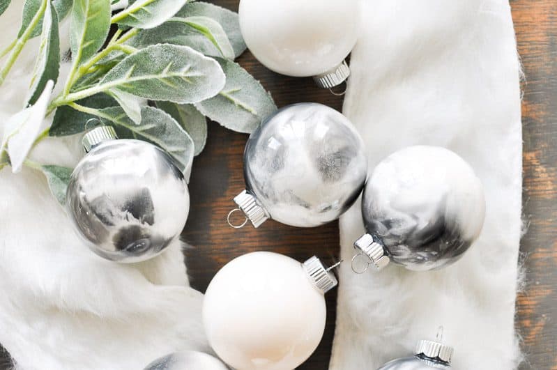 Marbling has never been so easy! With these simple instructions you can create the marbled Christmas ornaments of your dreams in any color you wish!