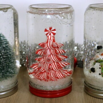 Mason Jar Snow Globe | Christmas Scene | Holidays | Handmade Gift | Secret Santa | Ball® Brand Jars | Easy DIY Craft Tutorial Idea | Gift Giving | #ad