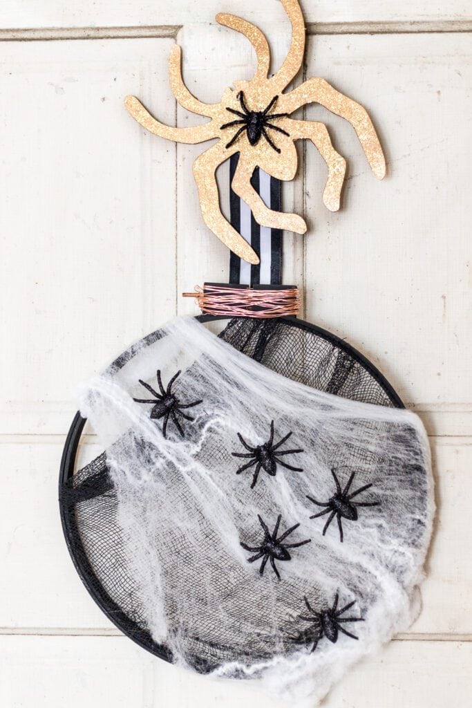 Learn how to make this easy Embroidery Hoop Halloween Wreath. It's the perfect addition to your door for all the trick or treaters to come! Learn how to make this easy Embroidery Hoop Halloween Wreath. It's the perfect addition to your door for all the trick or treaters to come!