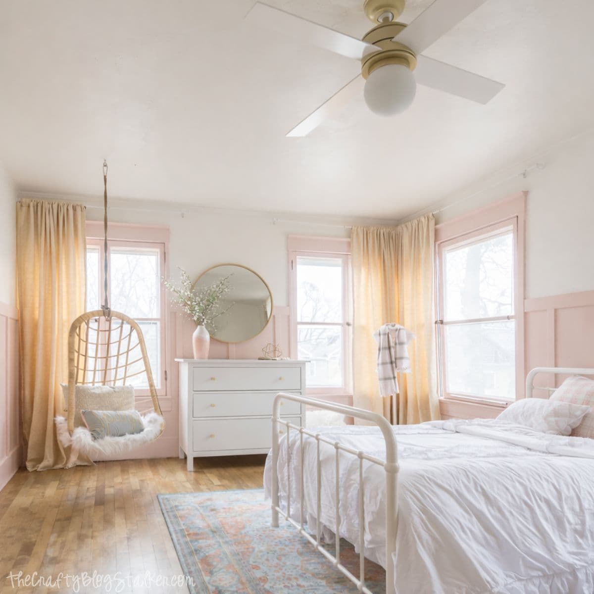 Please write one alt text for an image that clearly describes what is shown in the photo, using fewer than 160 characters. Don't include anything about text color.