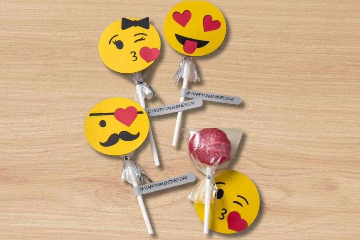 Valentine's Day Emoji Oreo Pops.