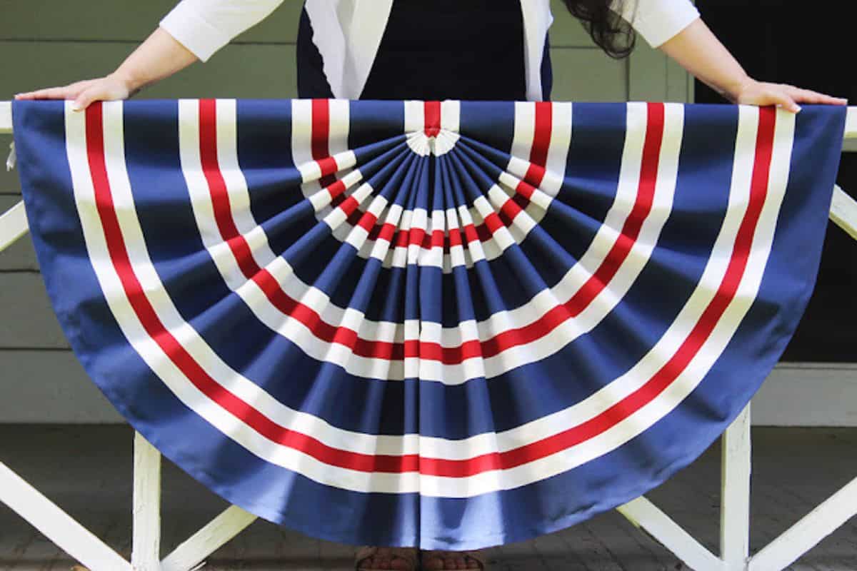 14 Fabulous US Flag Day Crafts featured by top US craft blog, The Crafty Blog Stalker: image of patriotic flag bunting