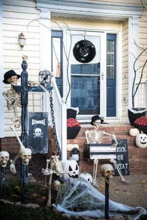 24 of the Best Halloween Porch Decor Ideas for 2023 - TCBS