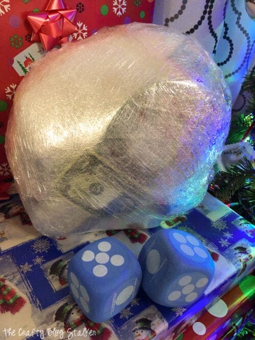 Christmas Plastic Wrap Game mit einem Paar übergroßen Würfeln