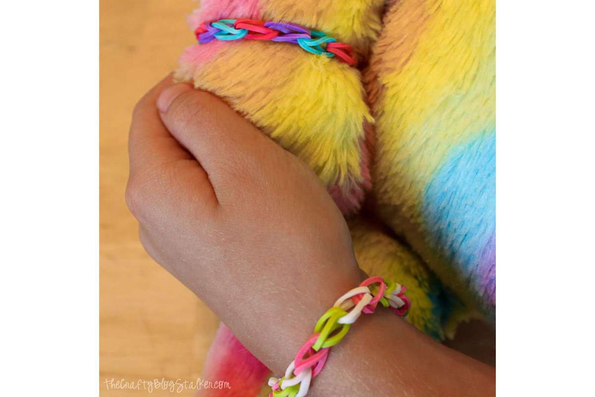 How to Make a Rubber Band Bracelet - The Crafty Blog Stalker