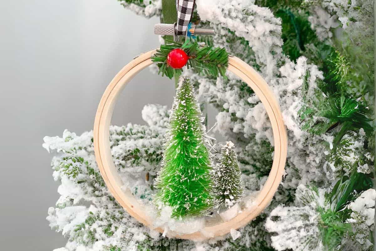 Easy DIY Embroidery Hoop Ornaments.