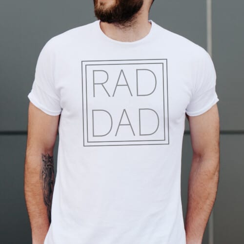 un homme porte une chemise qui dit "super papa"