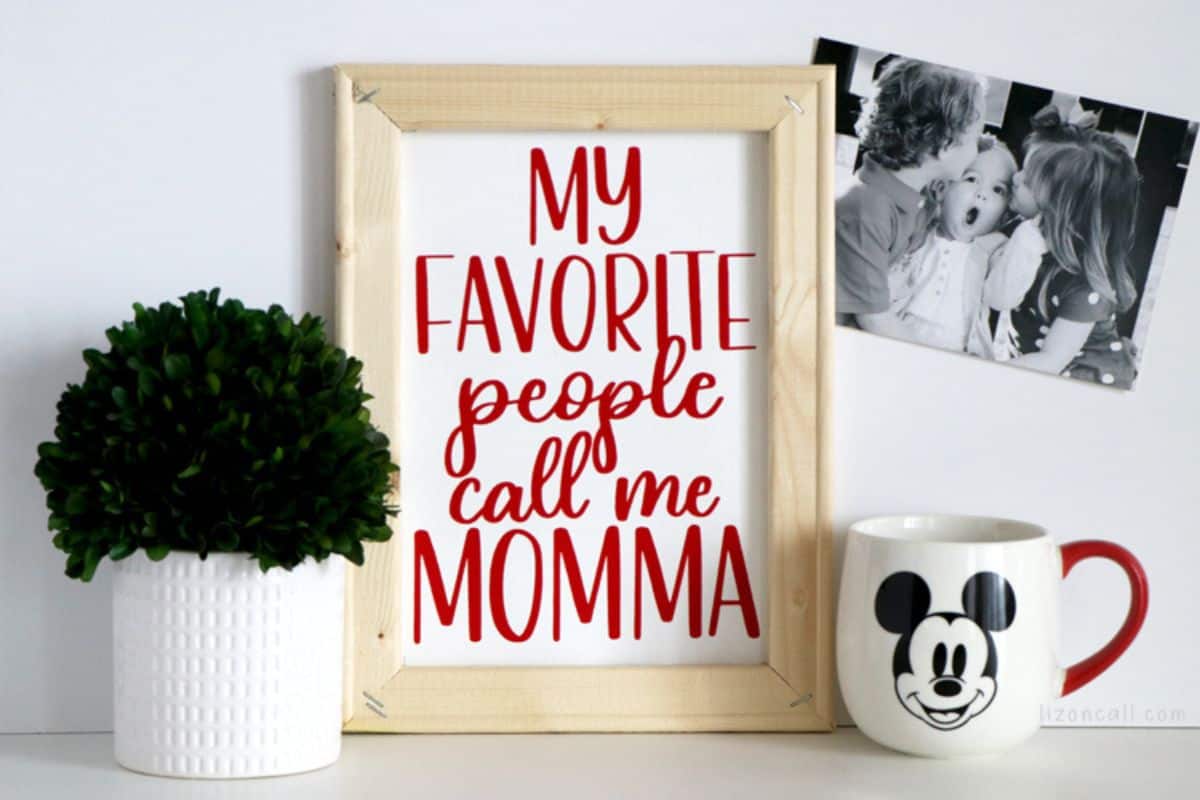 Framed art "My Favorite People Call Me Momma'.