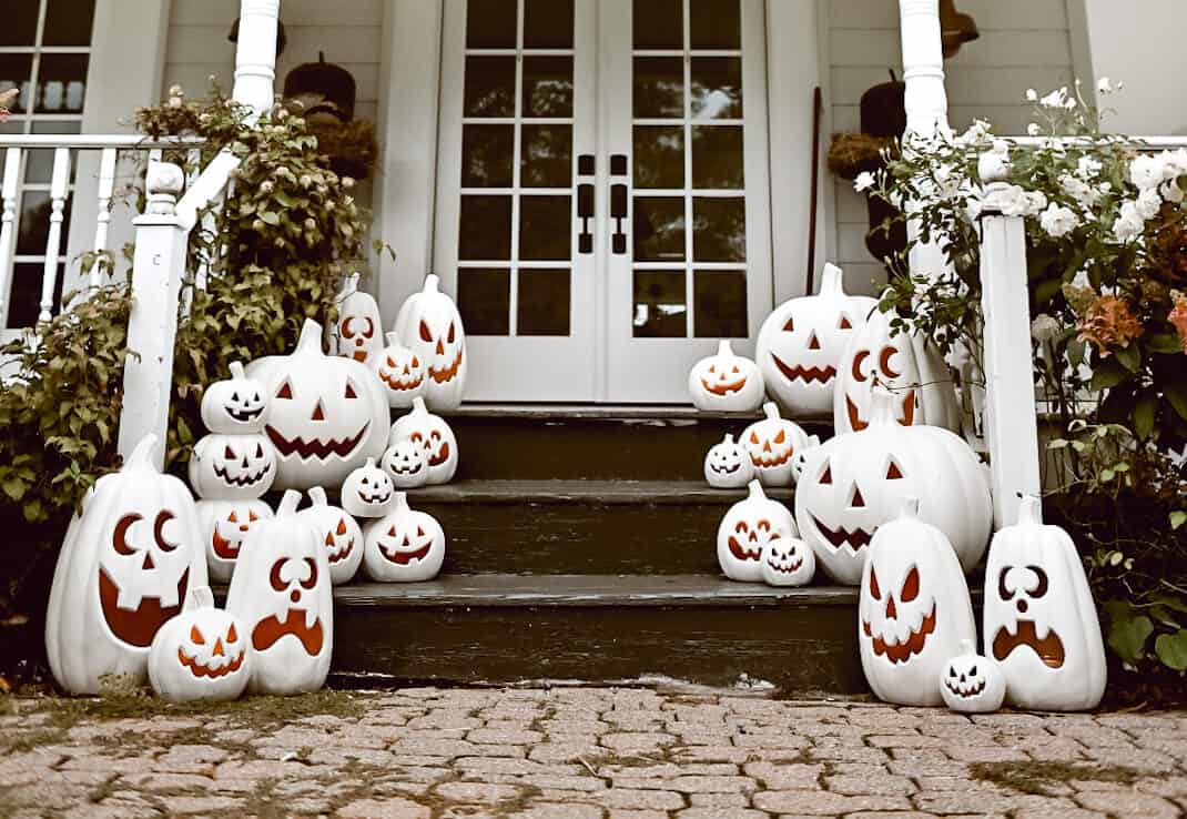 Simple Halloween Pumpkin Porch Steps.