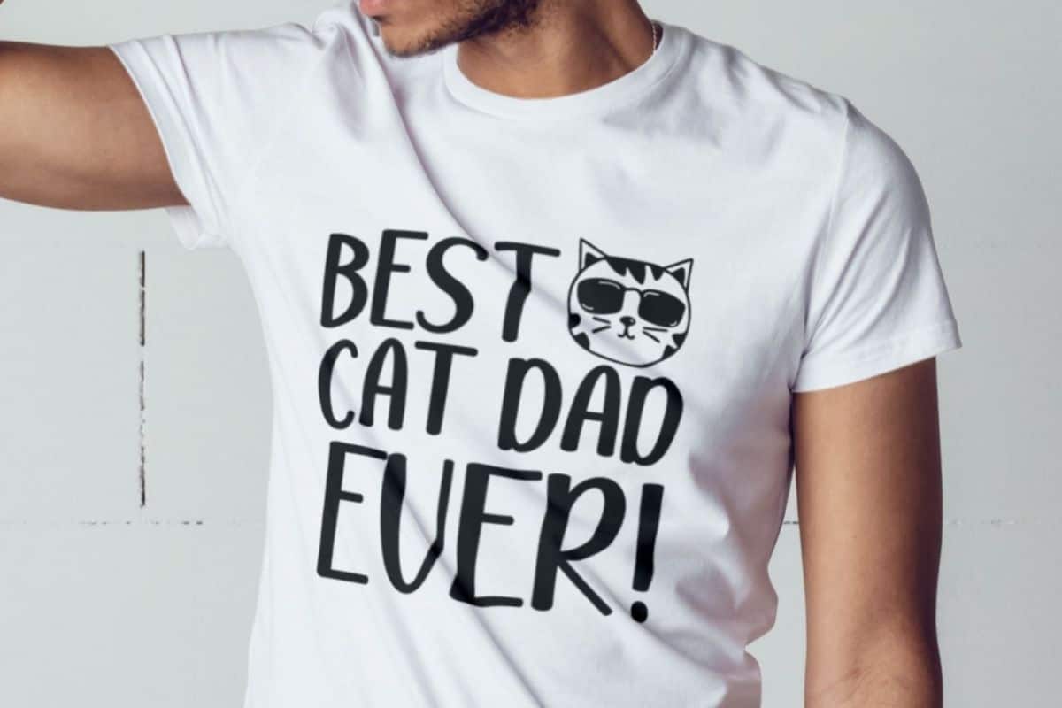 Man wearing a white T-shirt with a design: Best Cat Dad!