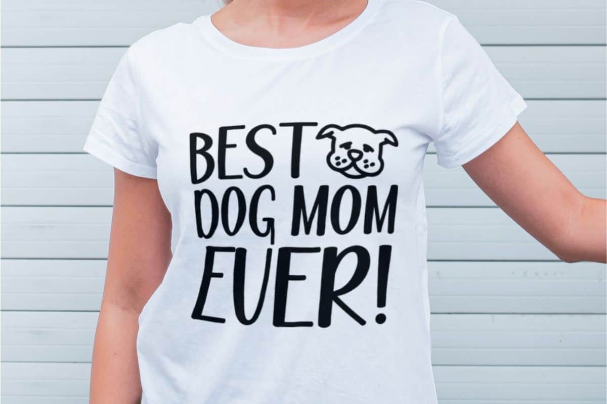 Vector file that reads 'best dog mom ever'.