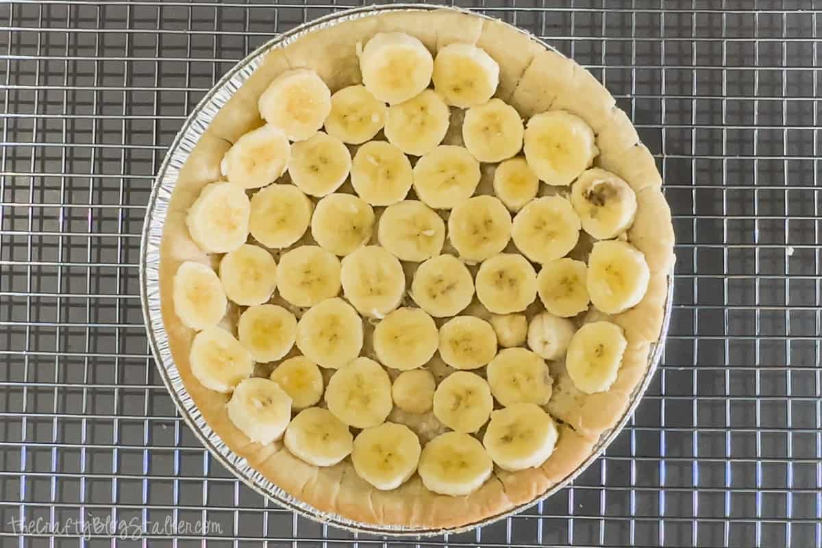 Sliced bananas in a pie crust.