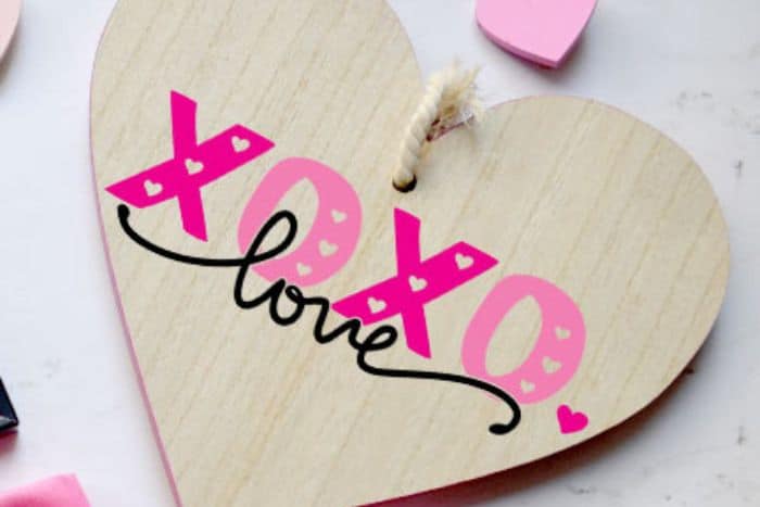 Wood heart sign with an XOXO Love design.