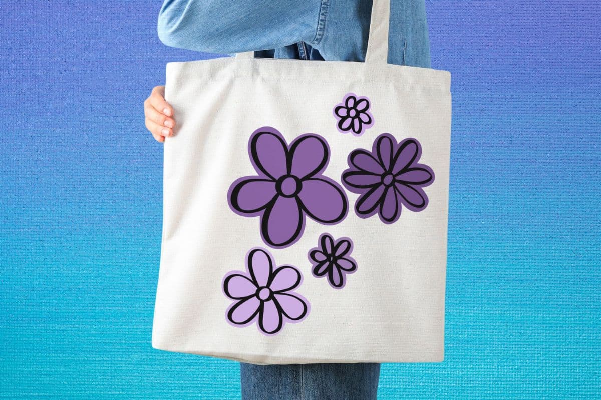 Woman with a tote bag that has a flowers svg.