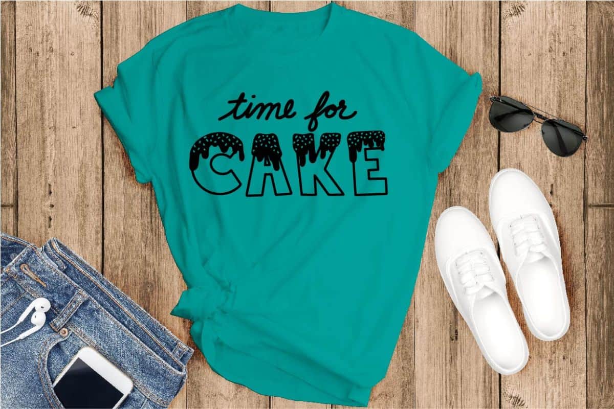 Shirt with the design 'Time to eat cake'.