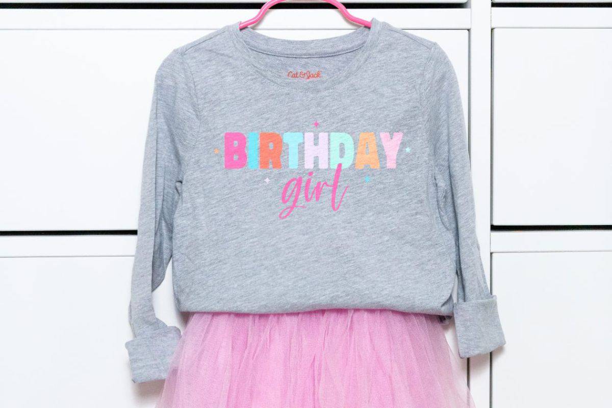 Grey shirt with the design 'birthday girl'.